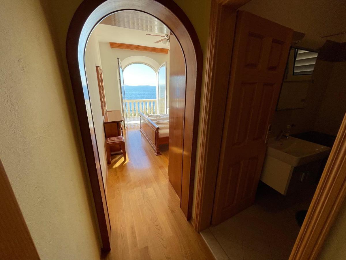 Luxury Seaside Villa With A Classic Mediterranean Olive Garden, A Fully Equipped Professional Kitchen, Pool, Sauna, Padle Boards And Canoe - Miolin Beach House Трогір Екстер'єр фото