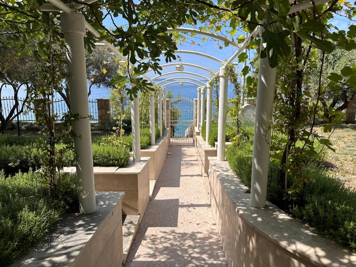 Luxury Seaside Villa With A Classic Mediterranean Olive Garden, A Fully Equipped Professional Kitchen, Pool, Sauna, Padle Boards And Canoe - Miolin Beach House Трогір Екстер'єр фото
