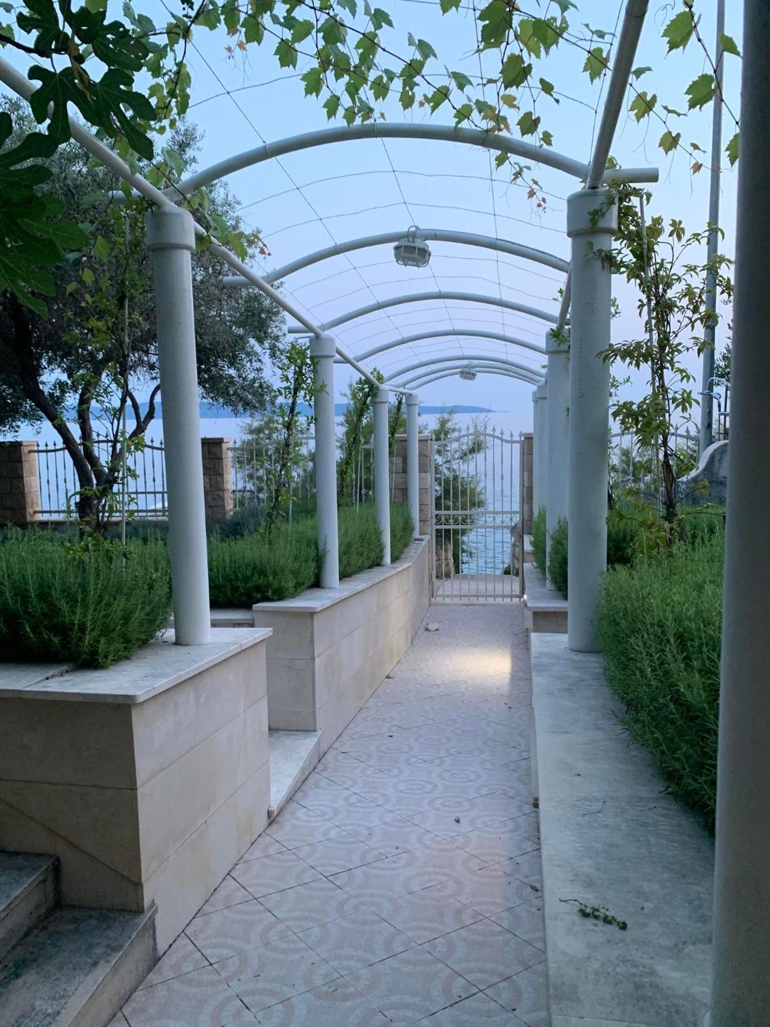 Luxury Seaside Villa With A Classic Mediterranean Olive Garden, A Fully Equipped Professional Kitchen, Pool, Sauna, Padle Boards And Canoe - Miolin Beach House Трогір Екстер'єр фото