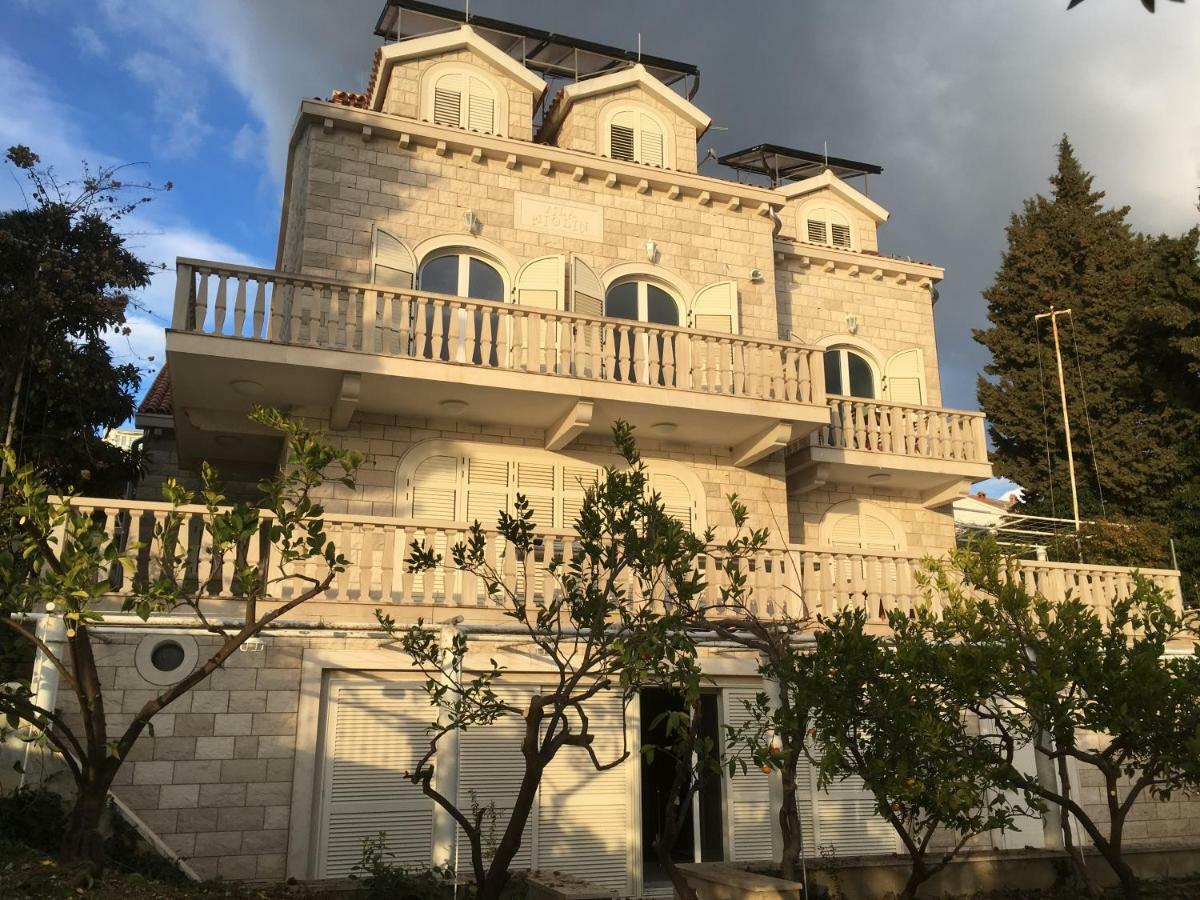 Luxury Seaside Villa With A Classic Mediterranean Olive Garden, A Fully Equipped Professional Kitchen, Pool, Sauna, Padle Boards And Canoe - Miolin Beach House Трогір Екстер'єр фото